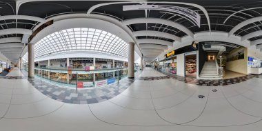 Minsk, Beyaz Rusya - 26 Ağustos 2014: panorama 360'birkaç katlı modern Ticaret Merkezi salonunda görüş açısı. Tam 360 derece sorunsuz equirectangular küresel panorama. Loca vr ar içeriği