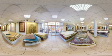 Minsk, Beyaz Rusya - Mayıs, 2017: panorama 360 görüş açısı el yapımı halılar Tuhafiye Mağazası makinenin iç içeride. Tam 360 derecelik küresel projeksiyon equirectangular seamless panorama. VR içeriği