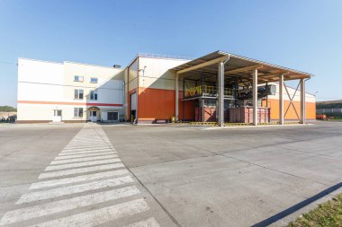 Turuncu tarzda modern atık geri dönüşüm fabrikası imalatı. Ayrı çöp toplama yeri. Daha fazla atık için geri dönüşüm ve depolama. 