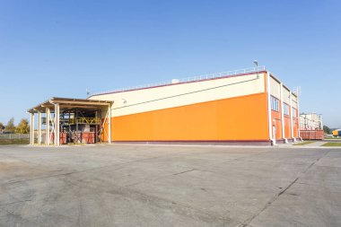 Turuncu tarzda modern atık geri dönüşüm fabrikası imalatı. Ayrı çöp toplama yeri. Daha fazla atık için geri dönüşüm ve depolama. 
