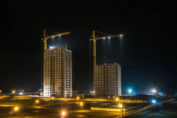 Żurawie Wieżowe Niedokończone Wysokiej Wielokondygnacyjnych Pobliżu Budynków Budowie Nocy Świeci — Zdjęcie stockowe