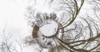 Küçük gezegen dönüşümü uzay eğriliği. tam uçuşu panorama ile artış kadar kış manzara göğe Şehir Parkı.