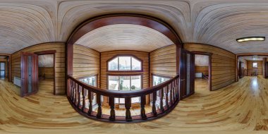 Gomel, Belarus - 4 Aralık 2017: Panorama 360 ahşap köyü tatil evi odasında iç boş hall görüş açısı. eşit aralıklı dikdörtgen küresel projeksiyon tam 360 derece panorama. VR içeriği