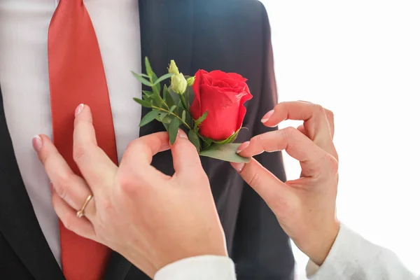 Noiva Coloca Noivo Boutonniere Rosas Vermelhas Dia Casamento Mãos Recém — Fotografia de Stock