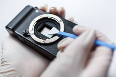Aynasızlar dijital Aps-C kamera kirli matris sensör temizleme ve bakım bez, photocamera beyaz arka plan üzerinde temizlik fotoğrafçı ile yakın çekim