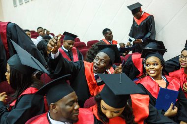 Grodno, Belarus - Haziran, 2018: Yabancı Afrika tıp öğrencileri kare akademik mezuniyet kapaklar ve diploms ile başlama sırasında siyah yağmurluklar