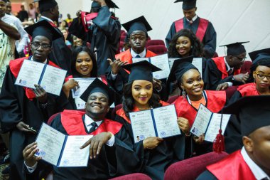 Grodno, Belarus - Haziran, 2018: Yabancı Afrika tıp öğrencileri kare akademik mezuniyet kapaklar ve diploms ile başlama sırasında siyah yağmurluklar