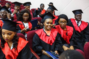 Grodno, Belarus - Haziran, 2018: Yabancı Afrika tıp öğrencileri kare akademik mezuniyet kapaklar ve diploms ile başlama sırasında siyah yağmurluklar