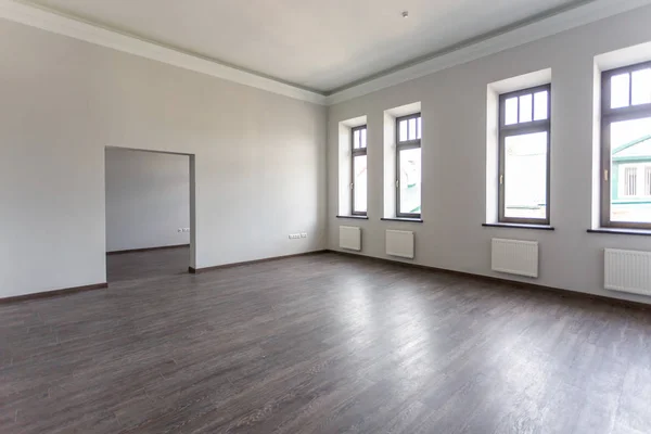 Seitenansicht Des Unmöblierten Zimmer Loft Interieurs Mit Holzboden Weiße Wände — Stockfoto