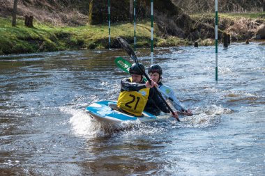Grodno, Belarus - Nisan, 2018: serbest rekabet şiddetle kürek çekme, zafer ruhu hızlı soğuk su Nehri üzerinde kayık.