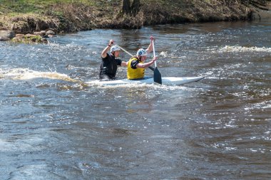 Grodno, Belarus - Nisan, 2018: serbest rekabet şiddetle kürek çekme, zafer ruhu hızlı soğuk su Nehri üzerinde kayık.