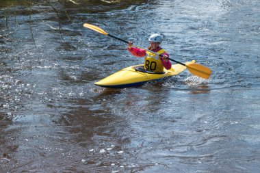 Grodno, Belarus - Nisan, 2018: serbest rekabet şiddetle kürek çekme, zafer ruhu hızlı soğuk su Nehri üzerinde kayık.