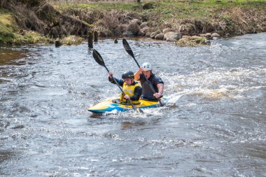 Grodno, Belarus - Nisan, 2018: serbest rekabet şiddetle kürek çekme, zafer ruhu hızlı soğuk su Nehri üzerinde kayık.
