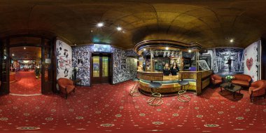 Minsk, Beyaz Rusya - Şubat 2017: panorama 360 iç bar Counter barmen kız lüks casino ile görüş açısı. Eşit aralıklı dikdörtgen projeksiyon, Vr içerik tam küresel 360 derece seamless panorama