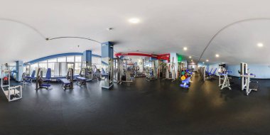 Minsk, Beyaz Rusya - Haziran 2017: panorama 360 iç büyük şık fitness Club spor simülatörleri ile görüş açısı. Eşit aralıklı dikdörtgen projeksiyon, Vr içerik tam küresel 360 derece seamless panorama