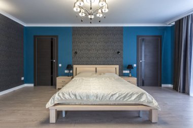 Minsk, Beyaz Rusya - Ocak, 2019: İç neon ışık pahalı daire içinde düz çatı katında modern yatak odası