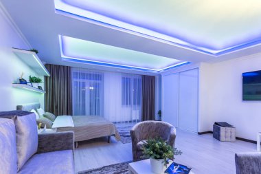 Minsk, Beyaz Rusya - Ocak, 2019: İç çatı katında açık renk tarzında düz neon ışık pahalı dairelerde modern yatak odası