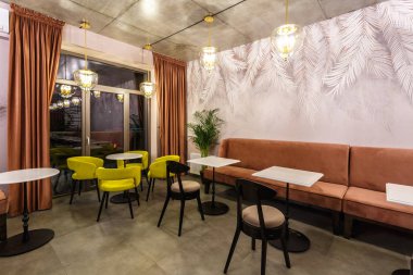 Grodno, Belarus - Aralık, 2018: küçük modern Bar Cafe çatı tasarım stili ile iç içeride
