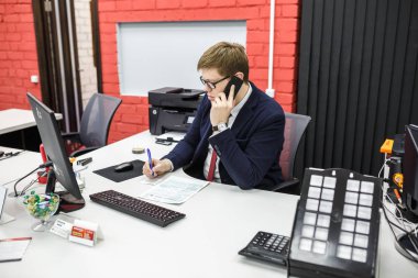 Grodno, Belarus - Ağustos 2017: çalışanların iş başında modern dükkanda bilgisayar deposunda aramayı cevaplamak için