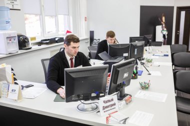 Grodno, Belarus - Ağustos 2017: çalışanların iş başında modern dükkanda bilgisayar deposunda aramayı cevaplamak için