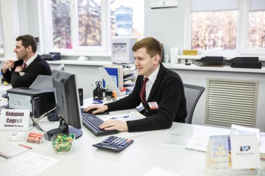 Grodno, Belarus - Ağustos 2017: çalışanların iş başında modern dükkanda bilgisayar deposunda aramayı cevaplamak için