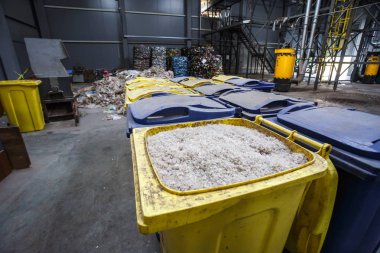 Daha fazla remelting ve parçalayıcı ve balya plastik geri dönüşüm işlemek için hazırlanan rendelenmiş plastik kaplar arka planda atık. Modern bitki işleme ve çöp sıralama
