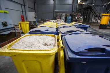 Daha fazla remelting ve parçalayıcı ve balya plastik geri dönüşüm işlemek için hazırlanan rendelenmiş plastik kaplar arka planda atık. Modern bitki işleme ve çöp sıralama