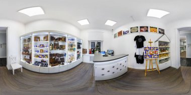 Grodno, Belarus - Mayıs, 2018: Küresel sorunsuz HDRI panorama 360 derece görüş açısı deposunun malların iç Beyaz Rusya Ulusal sembolleri kupalar bayrakları gömlek equirectangular projeksiyon ile birlikte tam