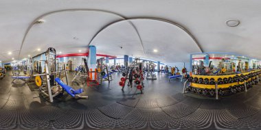 Minsk, Beyaz Rusya - Temmuz, 2017: seamless panorama 360 180 tarafından tam açı simülatörleri equirectangular projeksiyon, loca Vr içerik ve büyük şık fitness kulübü spor malzemeleri ile iç görünümü