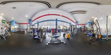 Minsk, Beyaz Rusya - Temmuz, 2017: seamless panorama 360 180 tarafından tam açı simülatörleri equirectangular projeksiyon, loca Vr içerik ve büyük şık fitness kulübü spor malzemeleri ile iç görünümü