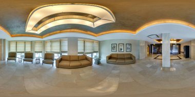 Minsk, Beyaz Rusya - Ağustos, 2017: küresel 360 derece panorama kanepe modern lüks otelin equirectangular eşit uzaklıkta projeksiyon ile misafir odası salonunda içinde sorunsuz panorama tam. VR içeriği