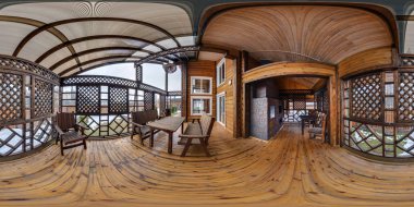 tam sorunsuz küresel panorama 360 derece açı iç boş hall veranda ahşap Köyü tatil ev equirectangular küresel projeksiyon görünümünde. VR içeriği