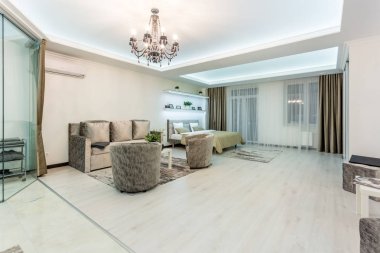 Minsk, Beyaz Rusya - Ocak, 2019: luxure salonu iç çatı düz daireler 