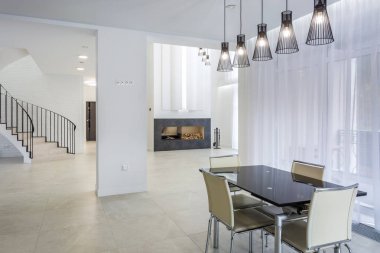 Minsk, Beyaz Rusya - Ocak, 2019: İç modern mutfak ve konuk salonu siyah renk ile minimalist tarzda düz çatı katında