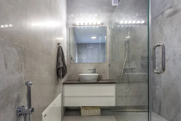 卫生间和带有壁挂式淋浴器的角落淋浴房的详细情况 — 图库照片