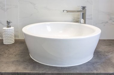 Sabun ve şampuan dispenser su lavabo musluk exp ile dokunun