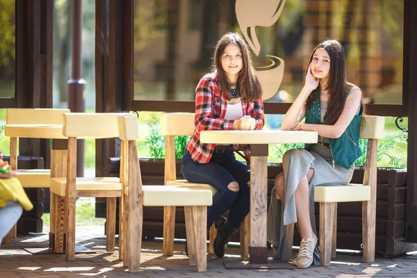 Deux Jeunes Filles Amies Assoient Parlent Une Table Dans Café — Photo