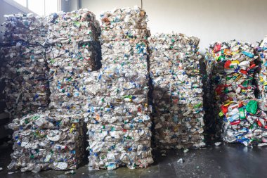 Plastik balya atık işleme tesisinde. Ayrı çöp toplama. Geri dönüşüm ve atık daha fazla bertarafı için depolama. Sıralama ve atık işleme için iş.