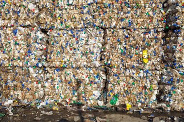 Plastik balya atık işleme tesisinde. Ayrı çöp toplama. Geri dönüşüm ve atık daha fazla bertarafı için depolama. Sıralama ve atık işleme için iş.