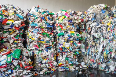 Plastik balya atık işleme tesisinde. Ayrı çöp toplama. Geri dönüşüm ve atık daha fazla bertarafı için depolama. Sıralama ve atık işleme için iş.