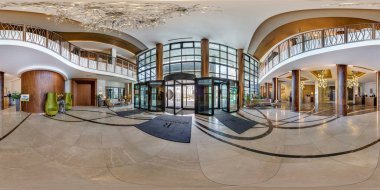 Minsk, Beyaz Rusya - Ağustos, 2017: küresel 360 derece açı görünümü sorunsuz panorama equirectangular eşit uzaklıkta projeksiyon otelin modern lüks oda Salon resepsiyonda tam. VR içeriği