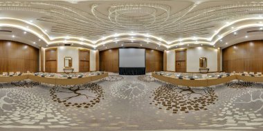 Minsk, Beyaz Rusya - Temmuz, 2017: sorunsuz 360 derece açı görünümü panorama iç modern boş konferans salonu iş toplantıları için panoramik pencerelere equirectangular projeksiyon ile tam