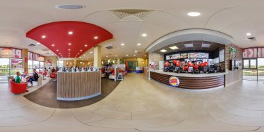 Minsk, Beyaz Rusya - Mayıs, 2017: tam seamless panorama 360 derece açı iç modern elit fast food Cafe burger King'in equirectangular küresel projeksiyon görünümünde. AR vr içeriği