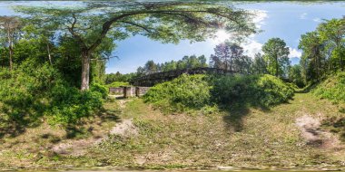 Tam sorunsuz 360 derece açı görünümü panorama harap üzerinde Birinci Dünya Savaşı equirectangular küresel projeksiyon ormandaki askeri kale terk edilmiş. Vr Ar içerik için hazır