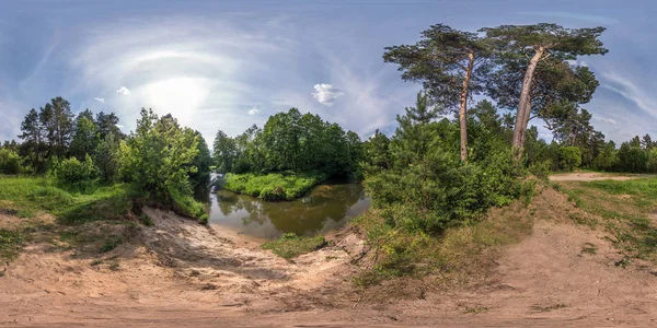 全无缝球面全景360由180角度的看法 在阳光明媚的夏日在小河岸边的等量矩形投影 虚拟现实内容 — 图库照片