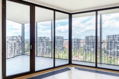 Parke zemin ve metropol şehir manzaralı panoramik pencerelere sahip modern beyaz boş loft daire iç