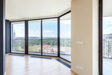 Parke zemin ve metropol şehir manzaralı panoramik pencerelere sahip modern beyaz boş loft daire iç