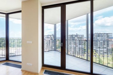 Parke zemin ve metropol şehir manzaralı panoramik pencerelere sahip modern beyaz boş loft daire iç