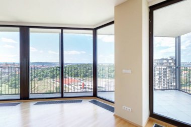 Parke zemin ve metropol şehir manzaralı panoramik pencerelere sahip modern beyaz boş loft daire iç