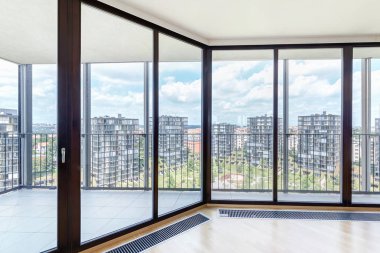 Parke zemin ve metropol şehir manzaralı panoramik pencerelere sahip modern beyaz boş loft daire iç
